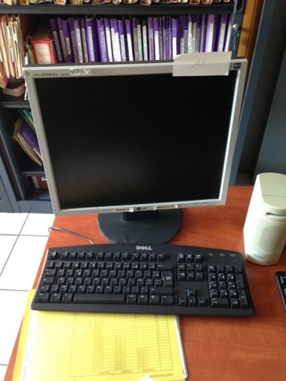 null 1 micro ordinateur comprenant :

1 écran plat LG

1 unité centrale FUJITSU SIEMENS...