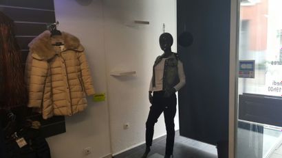 null 2 mannequins entier

1 buste 

1 présentoir bulle 

