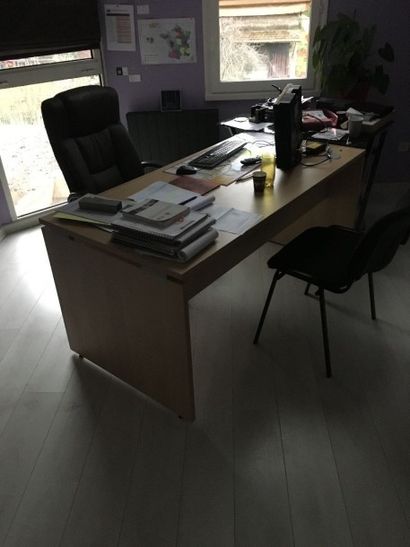 null 3 bureaux en bois lamifié imitation bois

1 table plateau verre

1 fauteuil...