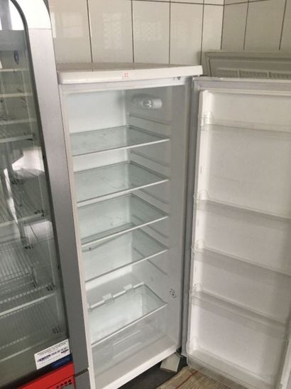 null 1 réfrigérateur 1 porte battante