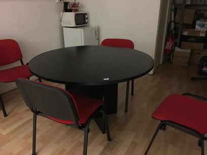 null 1 table ronde

4 chaises tournantes rouges

1 meuble bas 2 portes battantes,...