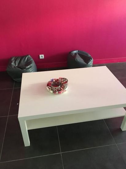 null 1 table basse

2 poufs