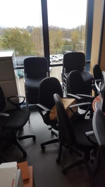 null 10 fauteuils tournants 5roulettes

1 écrans déroulant blanc

1 table de réunion...