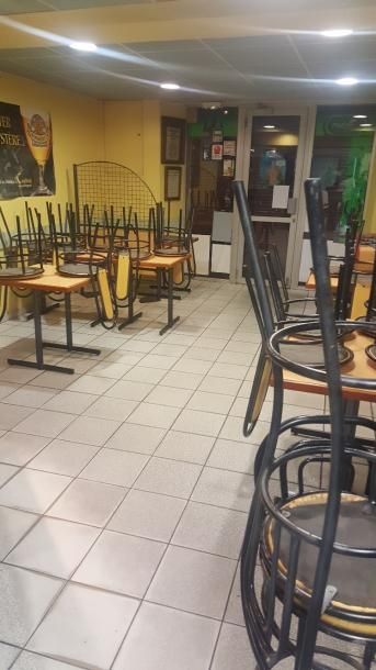null 6 tabourets

18 chaises

34 chaises

18 tables déparaillées