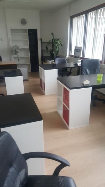 null 6 bureaux avec plateau et casiers IKEA 

11 chaises dépareillées 

3 casiers...