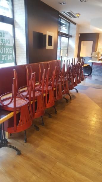 null 7 banquettes en skaï rouge

22 chaises en bois