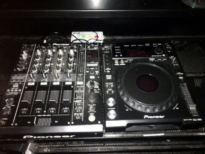 null 1 platine disque PIONEER CDJ850

1 table de mixage DJM 900 NEXUS

1 amplificateur...