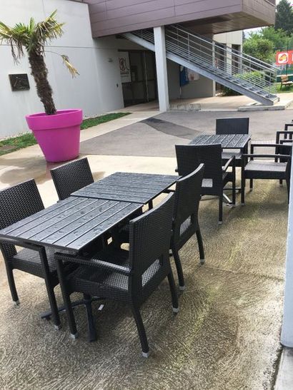 null 16 tables carrées de terrasse pliantes

24 fauteuils osier

28 fauteuils dépareillés

5...