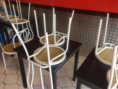 null 4 tables carré imitation bois lamifié rouge

8 chaises acier tubulaire blan...