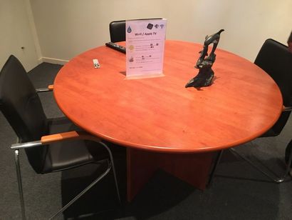 null 1 table ronde

3 chaises

1 étagère