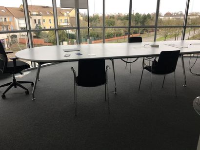 null 1 table de réunion blanche en bois lamifié

3 dessertes

1 fauteuil

4 chaises

1...