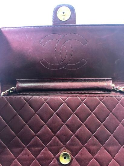 null CHANEL. Sac cuir matelassé couleur bordeaux. Modèle Timeless. Bon état. 18x25...