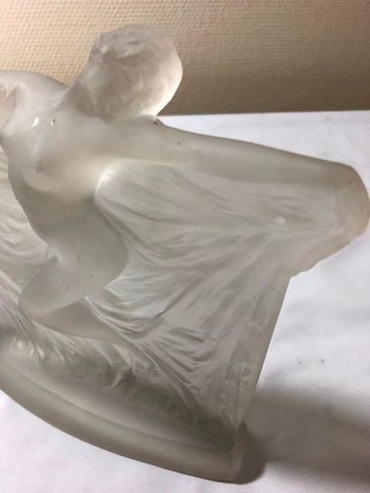 null RENE LALIQUE France. Femme drappée. Epreuve en verre moulé signée sous la b...