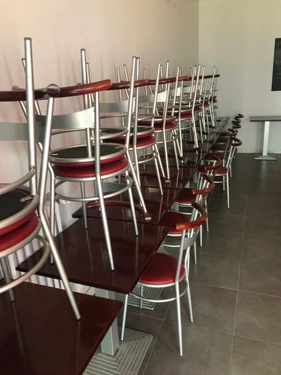 null 18 tables imitation bois lamifié 2 personnes

14 chaises résine tressée

26...