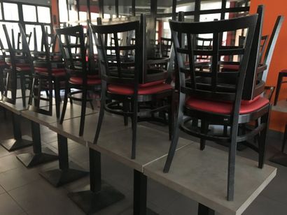 null 26 tables de 2 personnes

5 tables de 4 personnes

44 chaises

8 banquettes

9...