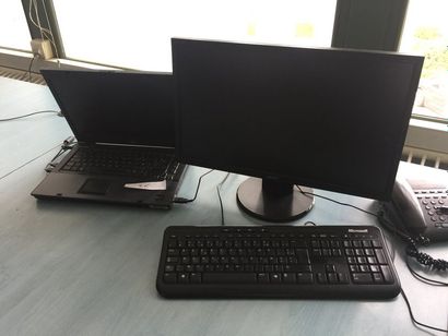 null 1 micro ordinateur comprenant :

1 écran ACER

1 clavier

1 souris

1 ordinateur...