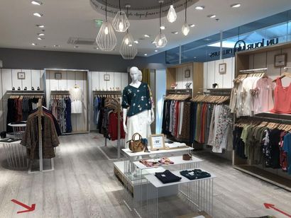 null 
1ère partie à  10H15 : GHD 7 RUE DE LA BARRE 69002 LYON  :
480 hauts
217 pantalons
10...