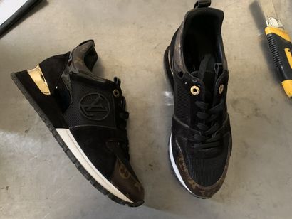 null 1 paire de sneakers Louis VUITTON noires et dorées(taille 37,5)