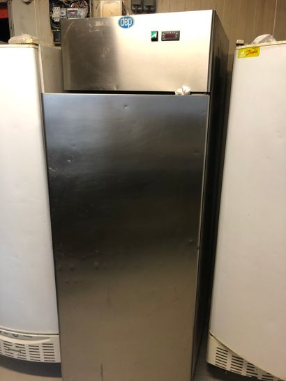 null 1 réfrigérateur 1 porte battante sans marque apparente