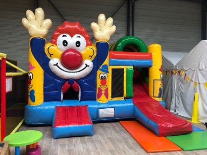 null 1 structure gonflable PLAYGROUND clown 5,30 m x 5,10 x 3,50

poids : 125 kg