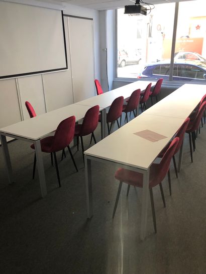 null 7 tables imitation bois lamifié blanc

16 chaises visiteur velours rouge

1...