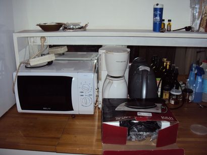 null 1 micro-ondes PROLINE
1 bouilloire
1 machine à café
1 plaque de cuisson
