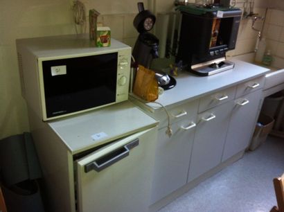 null 1 frigidaire table top RADIOLA
1 M.O. DAEWOO
1 machine à café SENSEO
1 machine...