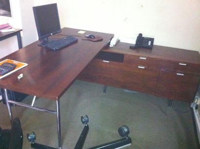 null 2 bureaux en bois de placage
3 fauteuils cuir noir ou tabac KNOLL
1 fauteuil...