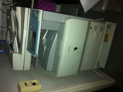 null 1 photocopieur CANON IR C2880 i
1 relieuse et divers matériel informatique ...