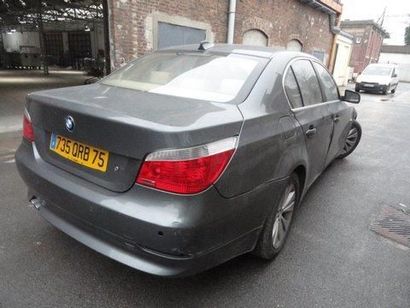 null BMW 530i grise à 4 portes et 5 sièges; avec airbag, charge CD, sièges en cuir,...