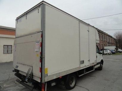 null IVECO DAILY 35C14 HPI Demenagement blanche à deux portes et 3 sièges. Avec charges...