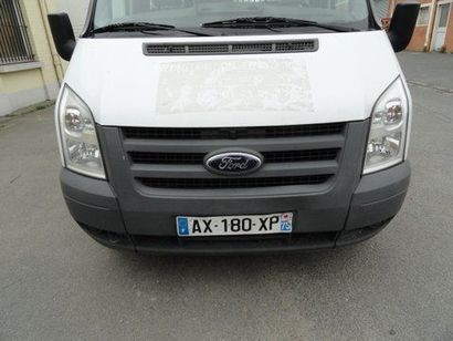 null  Ford transit 140T 350 blanc a deux portes ayant 57407 km