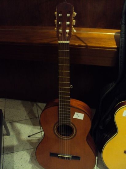 null  1 guitare sèche DICENTE SANCHI (acc) type 29 (année 87) avec pupitre
