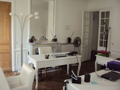 null 6 bureaux relaqués blanc style Louis XV
5 fauteuils skaï blanc
5 enfilades basses...