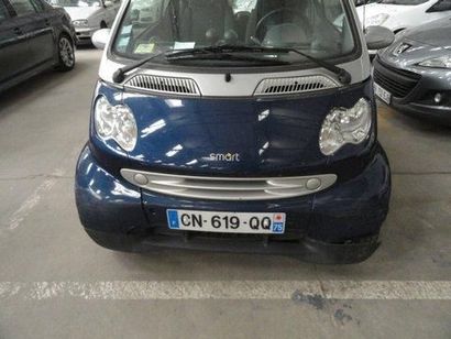 null  Smart Fortwo passion bleue.
2 places et 2 portes.
BV auto, jante alu, toit...