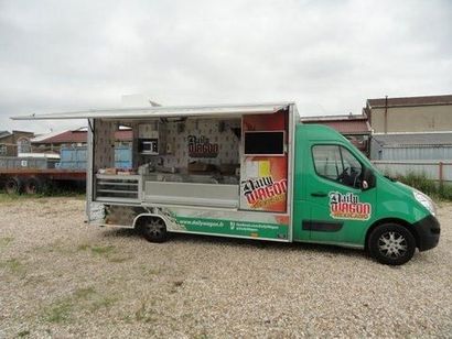 null  Renault Master DCI "Food trucks" blanc et vert.
3 places et 4 portes, clés...