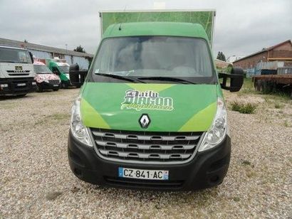 null  Renault Master DCI "Food truck" blanc et vert.
3 places et 4 portes et clés...