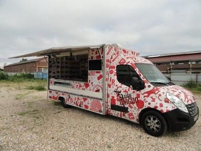 null  Renault Master DCI "Food Trucks" blanc et rouge.
3 places et 4 portes doté...