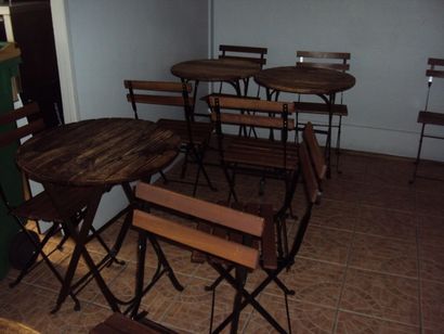 null 13 tables rondes 2 couverts bois et métal
27 chaises pliantes bois et métal...