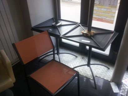 null 6 tables métal gris et 13 chaises métal gris et résille orange
