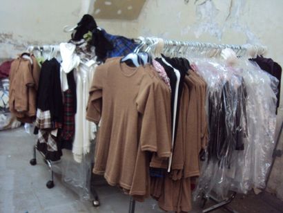 null STOCK de vêtement pour enfant (environ 1250 pièces)
2 cartons de costumes, manteaux...