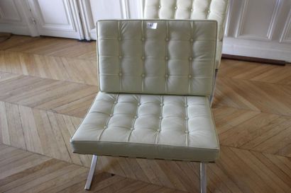 null deux fauteuils bas cuir blanc et aluminium . KNOLL INTERNATIONNAL modèle Barcelona...