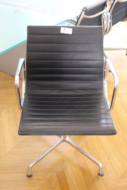 null 8 fauteuils cuir noir et chrome . Editeur VITRA modèle EAMES 104