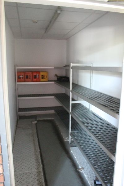 null 10 étagères aluminium et PVC (dans la chambre froide)