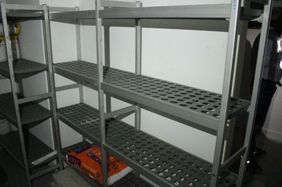 null 6 mètres linéaires d'étagères aluminium et PVC