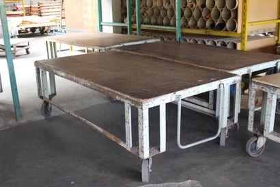 null 18 tables chriots pour peaux en bois et métal

16 chevalets amovibles

1 tables...