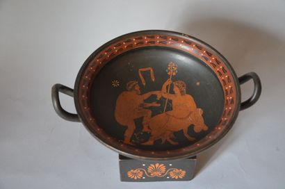 null Coupe en céramique à décor grec - Haut.: 19, 5 cm - Larg.: 31 cm (fels et m...