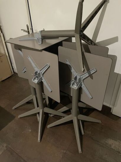 null 9 tables pliantes piétements métal et bois gris

6 chaises métal et pvc gri...