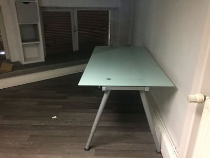 null 
1 bureau verre


1 étagère IKEA blanche


I table basse


7 chaises de bureau


10...