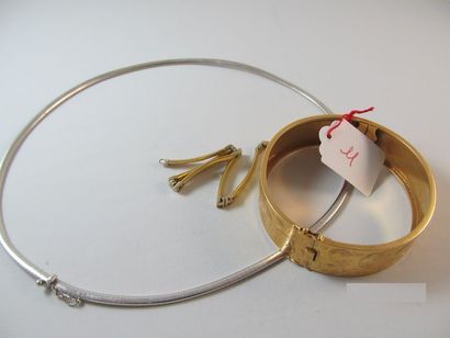 null Un bracelet or bossué,un bracelet rigide à décor de filigranes,un collier or...